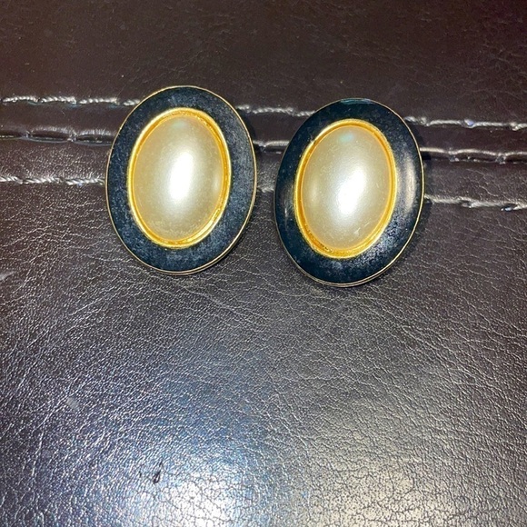 Vintage Jewelry - VTG Pearl Circle Gold One Earrings